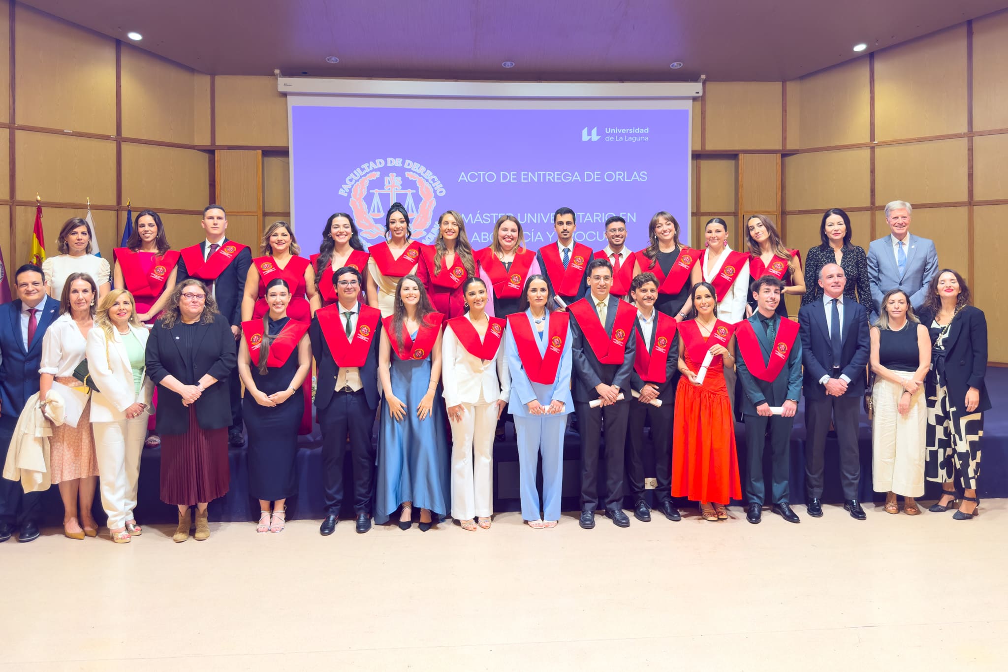 Portada de Gloria Oramas Reyes y Patricia Carracedo, asisten al acto de entrega de orlas del Máster de Abogacía y Procura de la ULL
